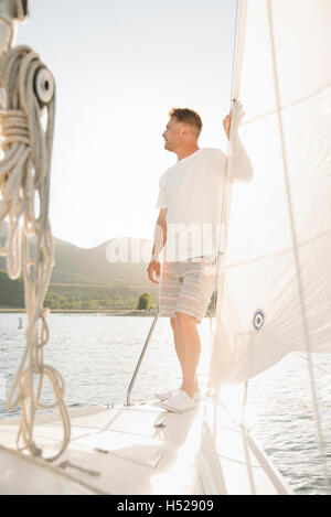 Portrait d'un homme blond sur un voilier. Banque D'Images