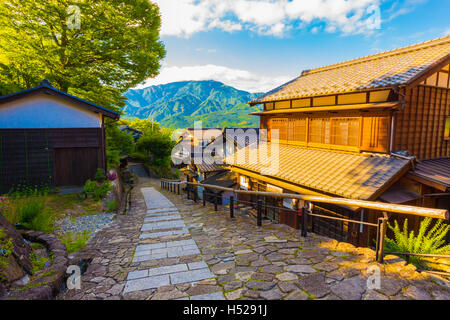 Vue sur montagnes au loin à l'entrée sud sur la route descendante à Magome sur l'ancienne ville historique, Nakasend Magome-Tsumago Banque D'Images