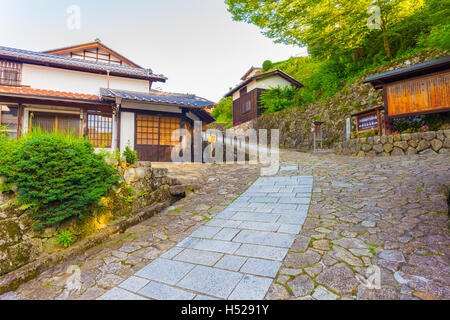 Bâtiments en bois restauré sur le chemin en pierre vallonné incliné mène à l'entrée de Magome sur ville Magome-Tsumago antique de Nakasendo Banque D'Images