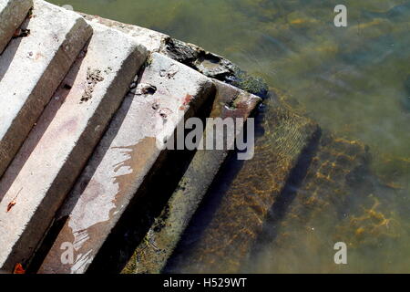 Béton vieux escalier en allant à l'eau. Banque D'Images