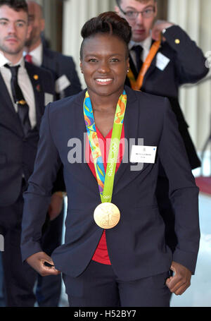 Boxeur olympique britannique Nicola Adams arrive pour une réception pour l'équipe Go et médaillés ParalympicsGB hébergé par la reine Elizabeth II au palais de Buckingham à Londres. Banque D'Images