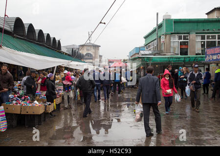 Bichkek, Kirghizistan - Octobre 02, 2014 : des gens occupés, l'achat et la vente de biens dans une ruelle d'Osh Bazar Banque D'Images