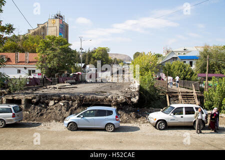 Osh, au Kirghizistan - Octobre 05, 2014 : Une route en construction dans le centre-ville Banque D'Images