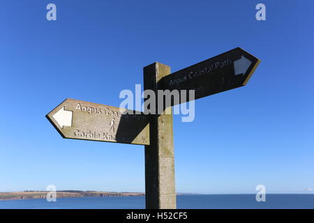 Inscrivez-vous sur Angus chemin côtier entre Corbie Knowe et Auchmithie Angus Scotland Octobre 2016 Banque D'Images