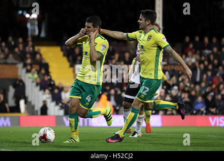 Graham Dorrans du Norwich City (à gauche) célèbre avec son coéquipier Robbie Brady après qu'il marque son deuxième de la partie et leur but du jeu du point de penalty au cours de la Sky Bet match de championnat à Craven Cottage, à Londres. Banque D'Images