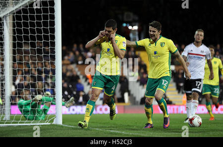 Graham Dorrans du Norwich City (à gauche) célèbre avec son coéquipier Robbie Brady après qu'il marque son deuxième de la partie et leur but du jeu du point de penalty au cours de la Sky Bet match de championnat à Craven Cottage, à Londres. Banque D'Images