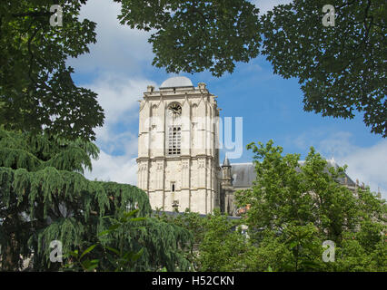 Bell et la tour de l'horloge de la cathédrale St Julien Le Mans France Banque D'Images