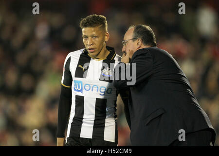 Newcastle United manager Rafa Benitez parle à Newcastle United's Dwight Gayle au cours de la Sky Bet Championship match à Oakwell, Barnsley. Banque D'Images