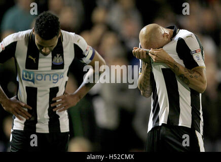 Jonjo Shelvey de Newcastle United (à droite) et du Newcastle United Jamaal Lascelles durant la Sky Bet match de championnat à Oakwell, Barnsley. Banque D'Images