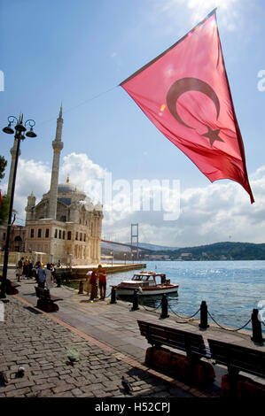 Drapeau turc et Mosquée Ortakôy avec pont sur le Bosphore mer en arrière-plan à Istanbul, Turquie Banque D'Images