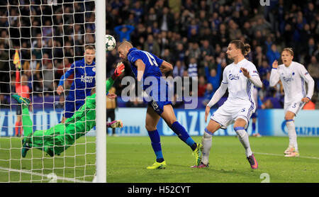Leicester City's Islam Slimani a un tir au but lors de la Ligue des Champions, match à la King Power Stadium, Leicester. Banque D'Images