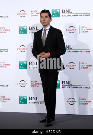 Rome, Italie. 18 Oct, 2016. Acteur japonais Masahiro Motoki pose pour une photo pour présenter le film "Long Excuse' au cours de l'international Rome Film Festival. © Isabella Bonotto/Pacific Press/Alamy Live News Banque D'Images