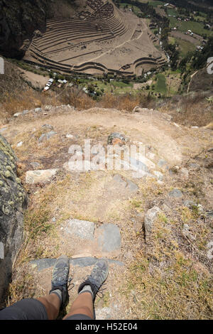 Debout sur le bord du sentier falaise surplombant les ruines Inca Llactapata Banque D'Images