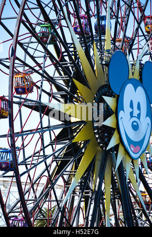 Mickey's Fun Wheel à Disneyland en Californie à Anaheim, Californie, USA Banque D'Images