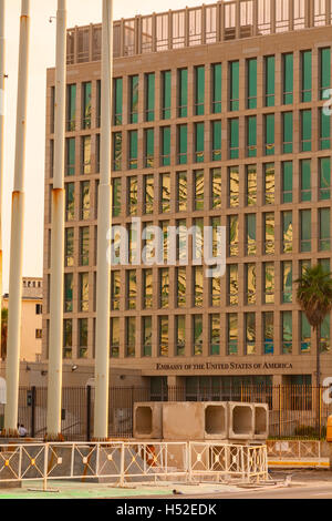 La face de l'ambassade des États-Unis vu de l'avenue Malecon (Maceo) dans le Vedado, La Havane, Cuba. Banque D'Images