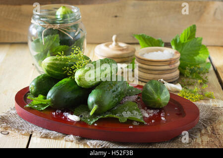 Préserver et concombres frais, d'ail et d'épices sur une table en bois. Accueil légumes en conserve. Banque D'Images