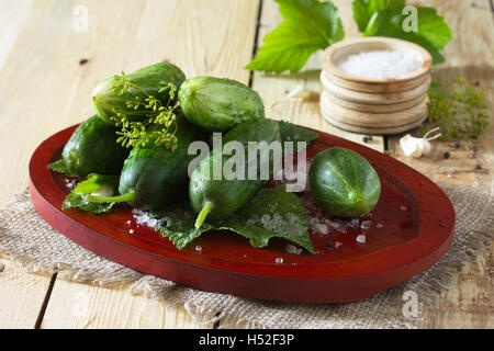 Préserver et concombres frais, d'ail et d'épices sur une table en bois. Accueil légumes en conserve. Banque D'Images