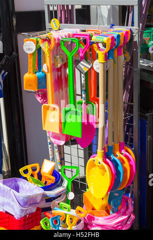 Seau de plage et chat jouets en vente sur un stand au lac Fairhaven, Lytham, Lancashire. Banque D'Images