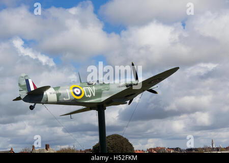 La réplique de Spitfire W3644 à Lytham St Annes, Lancashire. L'aéronef d'origine a été acheté par souscription publique. Banque D'Images