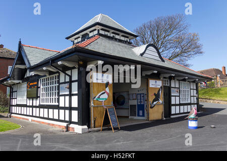 Centre de découverte de Ribble RSPB Lac Fairhaven, Lytham. Le centre offre de l'information aux visiteurs sur les oiseaux migrateurs considérés comme gibier. Banque D'Images