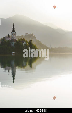 Montgolfière sur le lac de Bled avec île et château en Slovénie Banque D'Images