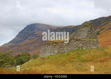 Dun Dornaigil Broch et Ben espère que Sutherland en Écosse Banque D'Images