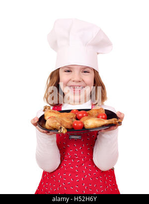 Petite fille heureuse attente cook plat avec pilons de poulet Banque D'Images