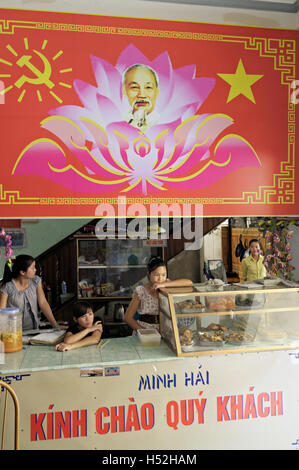 Quatre serveuses dans un restaurant de Yen Minh avec un portrait de Ho Chi Minh, Ha Giang Province, Vietnam du Nord Banque D'Images