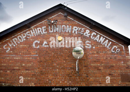 Royaume-uni, Angleterre, Cheshire, Bunbury, ancien chemin de fer et du canal de Shropshire Union Co sign painted on the Kensington Banque D'Images