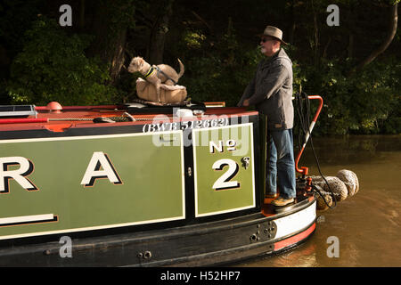 Royaume-uni, Angleterre, Cheshire, Bunbury, grand classique du canal de Shropshire Union avec le chien sur le toit Banque D'Images