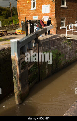 Royaume-uni, Angleterre, Cheshire, Bunbury, les femmes 'ouverture' escalier sur porte d'écluse du canal de Shropshire Union Banque D'Images