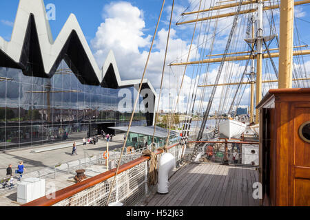 Le Riverside Museum of Transport et voyages à côté de la rivière Clyde à Glasgow, Écosse Royaume-Uni - vue de la Tall Ship Glenlee. Banque D'Images