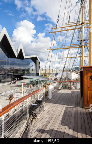 Le Riverside Museum of Transport et voyages à côté de la rivière Clyde à Glasgow, Écosse Royaume-Uni - vue de la Tall Ship Glenlee. Banque D'Images