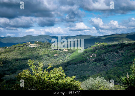 Castagneto Carducci est une des villes les plus prisées de la Côte des Etrusques, Livourne, Italie, vue sur la campagne, sur le righ Banque D'Images