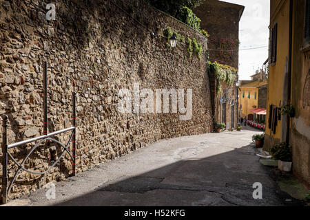 Castagneto Carducci est une des villes les plus prisées de la Côte des Etrusques, Livourne, Italie, Molini Street la route d'accès à la Banque D'Images