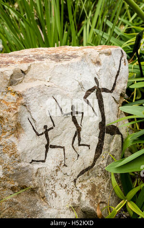 L'art rupestre dans le style de la tribus Khoikhoi affiché dans le jardin botanique dans le sud du Pays de Galles UK Banque D'Images