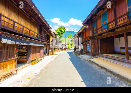 Belle ligne de structures en bois les côtés de la rue principale de Tsumago sur la portion de route Nakasendo Tsumago-Magome à Gifu, Banque D'Images