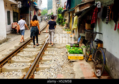 Des voies de chemin de fer dans la vieille ville d'Hanoi, Hanoi Vietnam Banque D'Images