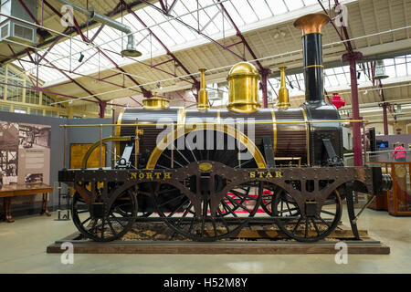 Réplique d'une locomotive large North Star dans GWR Steam Museum London UK Banque D'Images