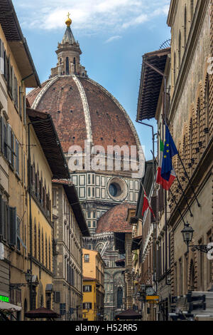 La grande coupole de la cathédrale (Cattedrale di Santa Maria del Fiore) vue depuis une rue latérale de Piazza Duomo à Florence en Toscane Banque D'Images