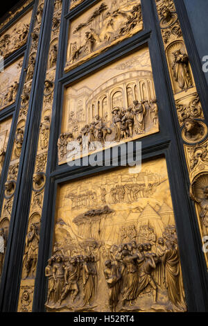 L'Est des portes, ou des portes du paradis de Lorenzo Ghiberti, sur le Baptistère près du Duomo de Florence, en Italie. Banque D'Images