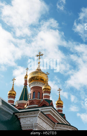 Dômes dorés et des croix sur le temple orthodoxe Banque D'Images