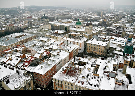 Toit de la vieille ville dans l'hiver à Lviv vue d'en haut. Banque D'Images