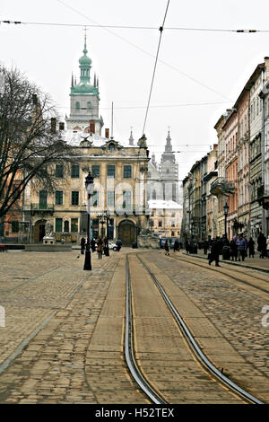 Les lignes de tram sur le fond de l'ancienne église en hiver à Lviv vue d'en haut. Banque D'Images