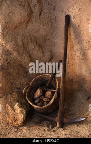 Outils d'exploitation minière ancienne et panier plein de rochers à l'intérieur d'un tunnel dans une mine Banque D'Images