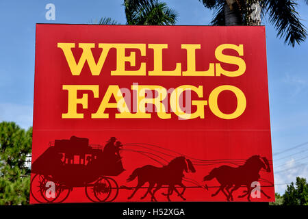 La Wells Fargo Bank signer en face de palmiers Banque D'Images