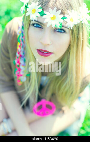 Fille hippie avec serre-tête fleur et collier avec peace sign Banque D'Images