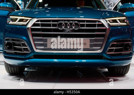 Paris, France - 29 septembre 2016 : 2017 Audi Q5 présenté sur l'Automobile de Paris à la Porte de Versailles Banque D'Images