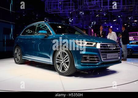 Paris, France - 29 septembre 2016 : 2017 Audi Q5 présenté sur l'Automobile de Paris à la Porte de Versailles Banque D'Images