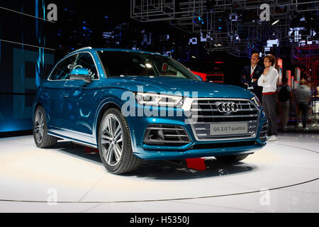 Paris, France - 29 septembre 2016 : 2017 Audi Q5 présenté sur l'Automobile de Paris à la Porte de Versailles Banque D'Images